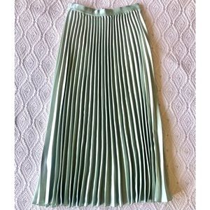 SOLD - Pleated skirt size Small